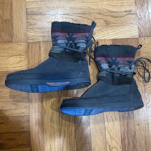 TOMS Southwest Moccasin Boots - Picture 3 of 10